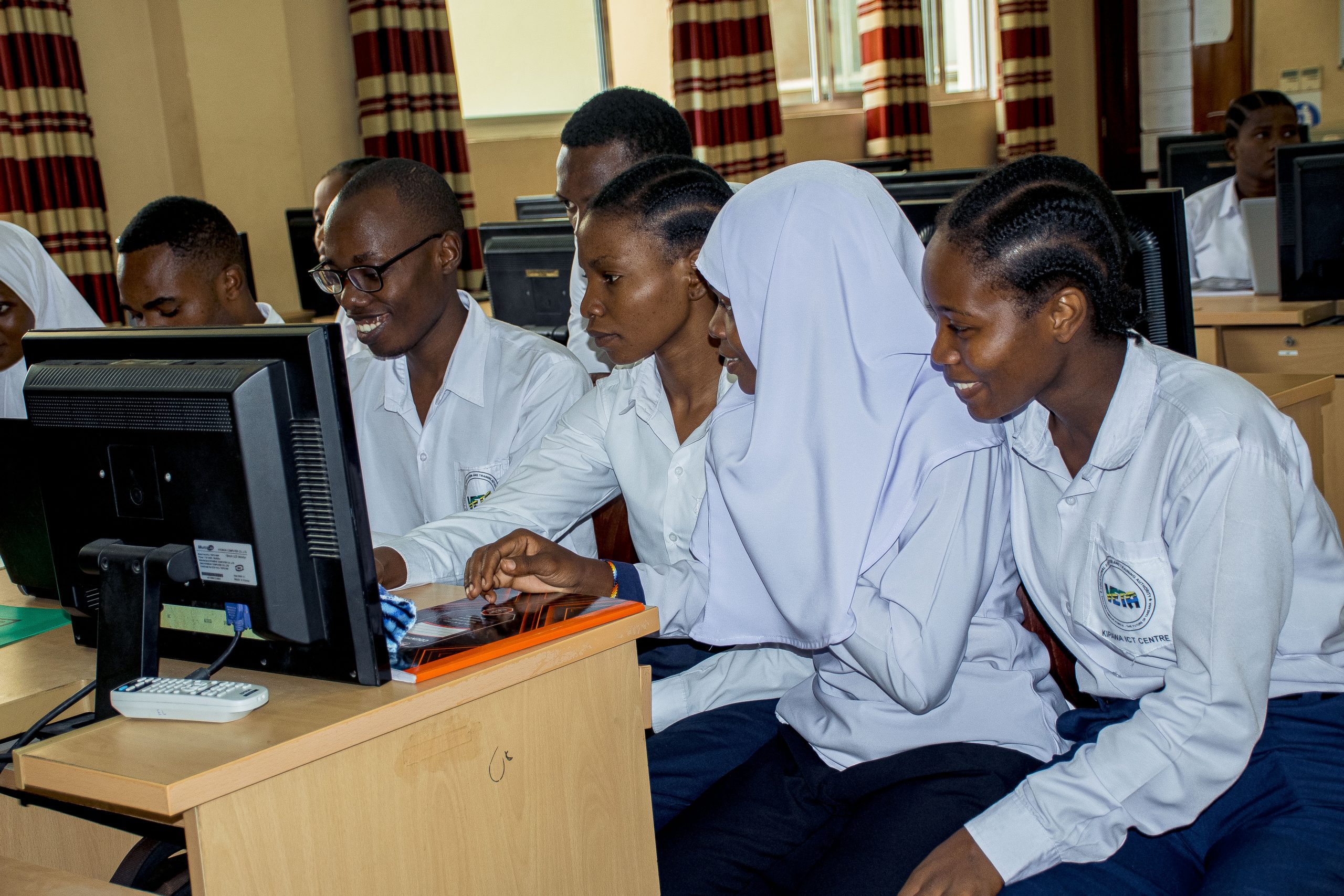 Students holding a discussion at Veta Kipawa ICTC