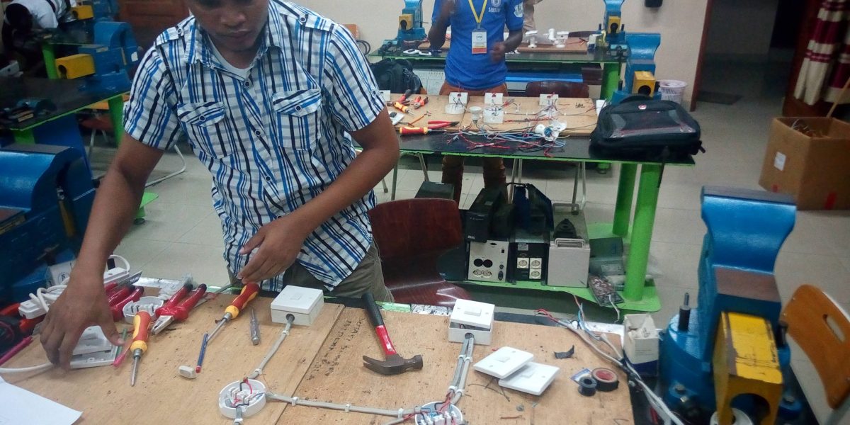 Electrical Students Working in KICTC Lab